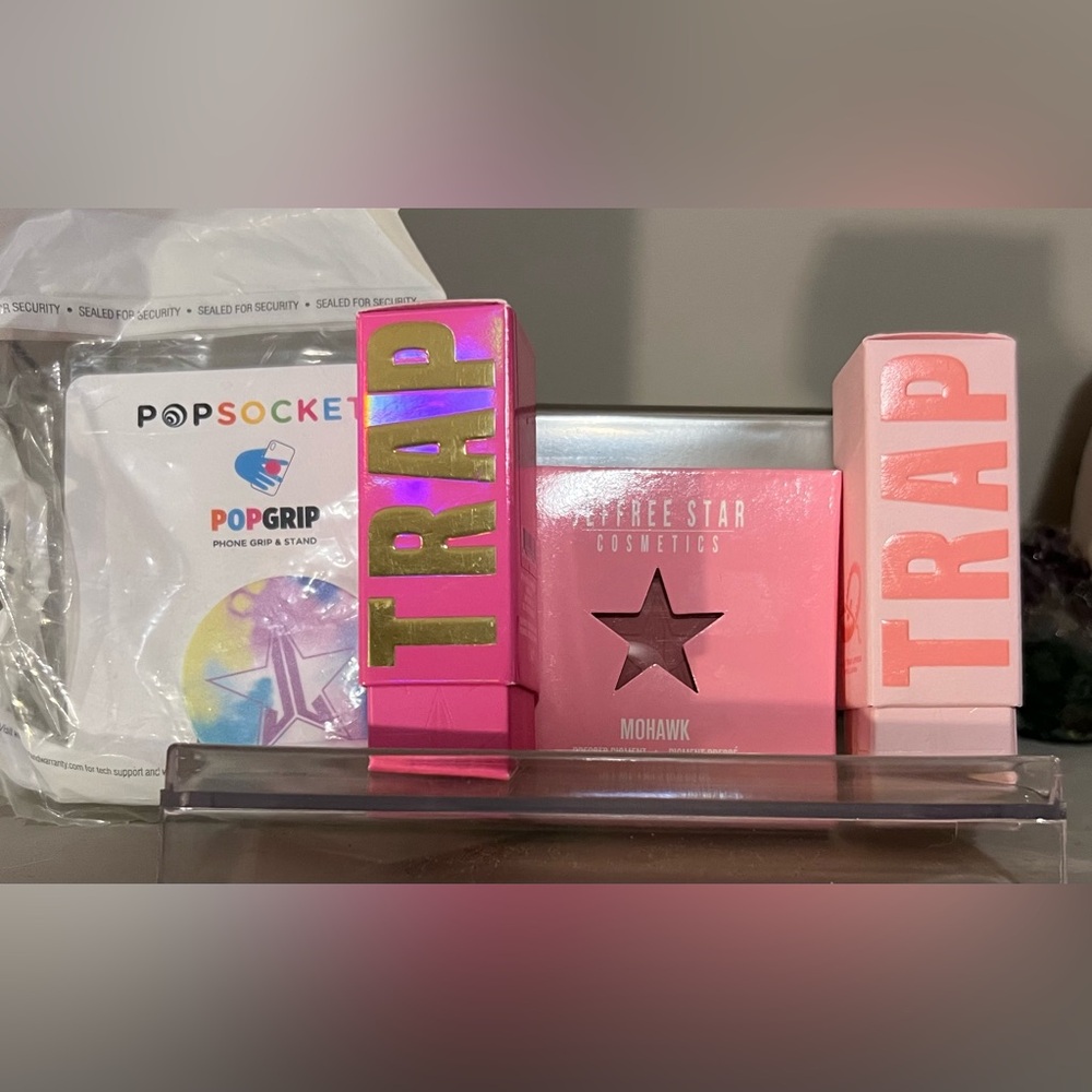 NIB Jeffree Star Bundle! 4 items! 2 Velvet Trap Lipsticks, pop socket, & powder!
